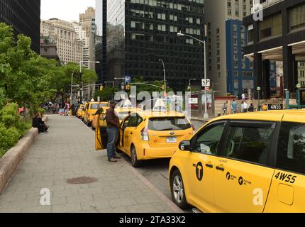 New York, USA - 28. Mai 2018: Reihe gelber Taxis in New York. Stockfoto