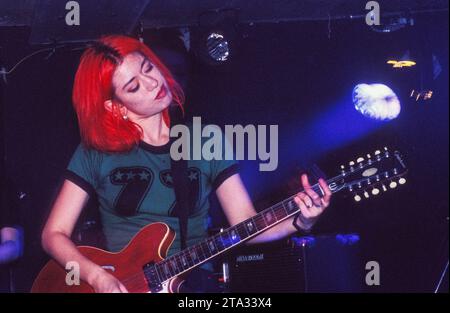 Miki Berenyi von der britischen Band Lush spielte am 8. Juni 1994 live im Bath Hub Club in Bath, England. Die Band tourte, um die Doppelveröffentlichung der beiden Singles Hypocrite und Desire Lines sowie ihres vielgelobten dritten Studioalbums Split zu unterstützen. Foto: ROB WATKINS Stockfoto