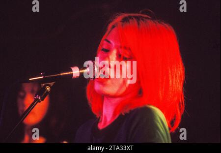 Miki Berenyi von der britischen Band Lush spielte am 8. Juni 1994 live im Bath Hub Club in Bath, England. Die Band tourte, um die Doppelveröffentlichung der beiden Singles Hypocrite und Desire Lines sowie ihres vielgelobten dritten Studioalbums Split zu unterstützen. Foto: ROB WATKINS Stockfoto