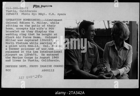 Oberstleutnant Edison W. Miller, ein ehemaliger Kriegsgefangener, nimmt das Armband seiner Frau an, während er den Ehering zeigt, den er auf der Clark Air Force Base gekauft hat. Colonel Miller wurde am 13. Oktober 1967 in Nordvietnam gefangen genommen und am 12. Februar 1973 auf dem Gia Lam International Airport entlassen. Er lebt in Tustin, Kalifornien. Foto aufgenommen am 22. Februar 1973 in Tustin, Kalifornien von MSgt. C.R. Ayers. (Quelle: Verteidigungsministerium) Stockfoto