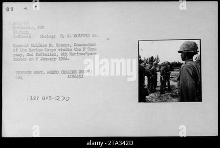 General Wallace M. Greene, Kommandeur des Marinekorps, besucht am 7. Januar 1966 die F Kompanie, 2. Bataillon, 9. Marinekorps. Das Foto wurde von H. C. WOLFORD Jr. während des Vietnamkriegs aufgenommen. Stockfoto