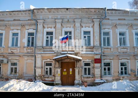 KASHIN, RUSSLAND - 07. JANUAR 2022: GERICHTSGEBÄUDE. Kashin, Region Tver, Russland Stockfoto