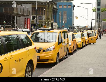 New York, USA - 28. Mai 2018: Reihe gelber Taxis in New York. Stockfoto