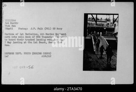 Marines des 1. Bataillons, 4. Marine-Regiment, die am 7. Mai 1965 in Chu Lai Beach in Südvietnam landen. Das Foto zeigt militärische Aktivitäten auf See wie Landungen und Beerdigungen auf See während des Vietnamkriegs. Stockfoto