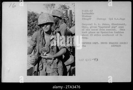 Bildunterschrift: Corporal D. A. Jones aus Cincinnati, Ohio, teilt sich Wasser aus seiner Kantine mit einem „Gefangenen Hund“ während der Operation Cochise, einer amerikanischen Militäroperation in Vietnam, etwa 40 Meilen südwestlich von da Nang am 19. August 1967. Dieses Foto von CPL W.A.Page zeigt eine herzerwärmende Verbindung zwischen einem Soldaten und einem Tier unter den schwierigen Umständen des Krieges. Stockfoto