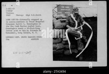 Marvin L. Cunningham, Chief Hospitalman des Marine Corps, liest einen 40 Meter langen Brief von Freunden aus Uniondale, Long Island, NY. Das Foto wurde 1967 während des Vietnamkrieges aufgenommen. Cunningham ist in der Khe Sanh Dispensary zu sehen. Foto von SSgt G.R. Smith. Stockfoto