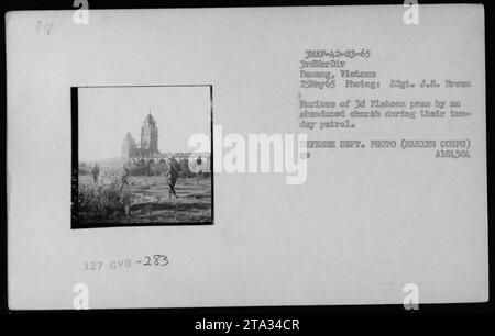 Marines des 3. Platoon passieren eine verlassene Kirche während einer zweitägigen Patrouille in Danang, Vietnam. Foto am 25. Mai 1965 von SSgt. Jesse Brown. Das Bild zeigt die militärischen Aktivitäten amerikanischer Truppen während des Vietnamkrieges. Stockfoto