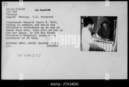 Generalleutnant Lewis W. Walt besuchte das Hoa Khanh Children's Hospital, um die Kindergeister zu beruhigen und zu heben. Das Krankenhaus befindet sich 13 Meilen südwestlich von da Nang und der Besuch fand am 4. April 1969 statt. Dieses Foto zeigt Generalleutnant Walt, der mit den Kindern interagiert. Stockfoto