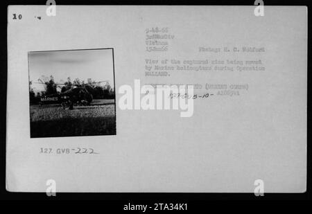 UH-34 Hubschrauber der 222nd Helicopter Squadron bewegen während der Operation NALLARD am 15. Januar 1966 im Rahmen der Aktivitäten des Marine Corps im Vietnamkrieg Gefangene Ausrüstung. Stockfoto
