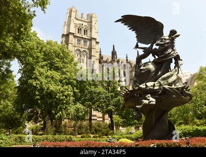 New York, USA - 25. Mai 2018: Der Friedensbrunnen von Greg Wyatt und die Cathedral Church of St. John the Divine in New York. Stockfoto