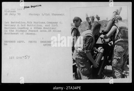 Soldaten der 1. Marine-Division in Vietnam werden gesehen, wie sie eine 105-mm-Haubitze im Pickens Forest, etwa 25 Meilen südwestlich von Danang, beladen. Das Foto wurde am 18. Juli 1970 von L/CPL Threewit vom US Marine Corps aufgenommen. Dieses Bild ist Teil der Sammlung des Verteidigungsministeriums. Stockfoto