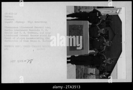 Der vietnamesische Generalleutnant Lam, der Generalleutnant Horine V. H. Krulak und R. E. Cushman sowie der Armeeutnant General Rossow sind vor einer Gedenktafel zu sehen, die an die Weihung des Lagers Bruno A. Hochmuth erinnert. Dieses Foto wurde am 4. April 1968 während der Zeremonien in Vietnam aufgenommen. Bildquelle: Verteidigungsministerium. Stockfoto