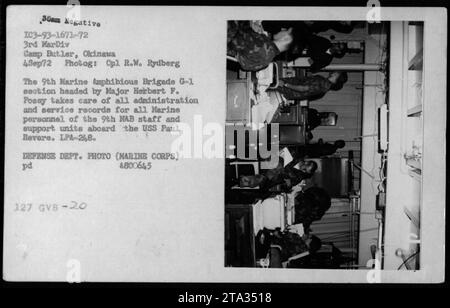 Major Herbert F. Posey, Leiter der 9. Marine Amphibious Brigade G-1 Sektion, kümmert sich um alle Verwaltungs- und Dienstaufzeichnungen für das 9. MAB-Personal in Camp Butler, Okinawa. Das Foto, aufgenommen am 4. September 1972, zeigt Major Posey, der an Bord der USS Paul Reveres arbeitet. (Foto: CPL R.W. Rydberg). Verteidigungsministerium, Foto des Marine Corps. pd 4800645 127 GVB-20' Stockfoto