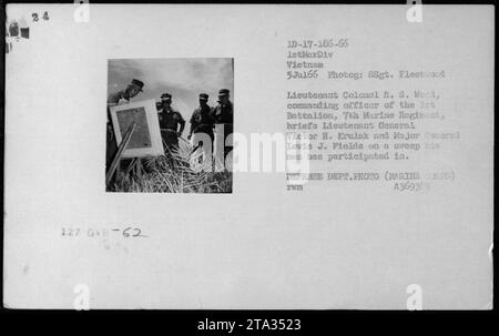 Oberstleutnant R. S. WOCL, Befehlshaber des 1. Bataillons, 7. Marine-Regiment, informierte Generalleutnant Victor H. Krulak und Major Levis J. Fields über eine erfolgreiche Operation seiner Männer. Foto vom 5. Juli 1966 in Vietnam. (Fotograf: SSgt. Fleetwood) Stockfoto