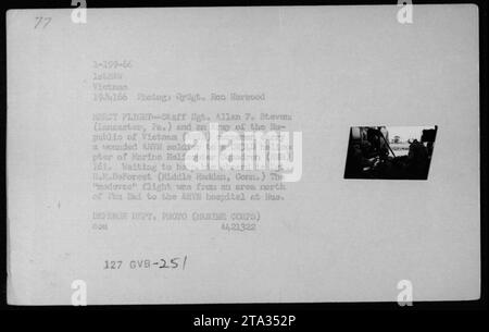 US-Personal, darunter Stabsregent Allan F. Steven (Lancaster, Pa.) und ein ARVN-Korpmann, der während eines "Medevac"-Fluges einen verwundeten ARVN-Soldaten zu einem Marine Helicopter Squadron (HMM) 161 CH-46 Helikopter transportierte. Der verletzte Soldat wurde von einem Ort nördlich von Phu Bai in das ARVN-Krankenhaus in Hus, Vietnam, transportiert. Foto am 19. Juli 1966 von GySgt. Ron Harwood. Foto Des Verteidigungsministeriums (Marine Corps). Stockfoto