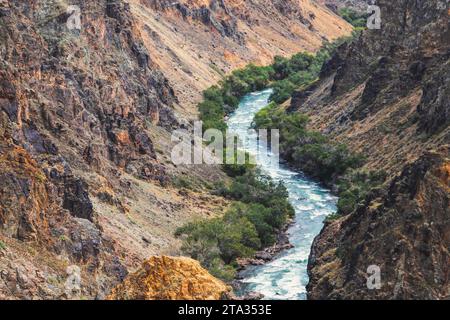 Der Charyn River, in der Schlucht, die durch den Charyn Canyon in Kasachstan in der Region Almaty fließt Stockfoto