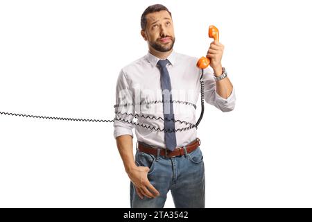 Mann gebunden mit einem Drehtelefonkabel isoliert auf weißem Hintergrund Stockfoto