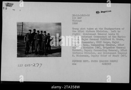 Gruppenschuss im Hauptquartier der 101. Luftlandedivision in Vietnam im Jahr 1968. Die dargestellten Offiziere und Beamten sind Generalleutnant Lewis W Walt, stellvertretender Kommandant des Marinekorps; Generalleutnant Clifford B. Drake, stellvertretender Kommandeur des XXIV Corps; Generalleutnant Zais, Kommandeur, 101. Luftlandedivision; Brigadegeneral Burdett, Stellvertretender Befehlshaber, 101. Luftlandedivision; Generalleutnant H. Nickerson, Stellvertretender Stabschef (MP). Foto des Verteidigungsministeriums (Marine Corps) Nr. 4192363. Stockfoto