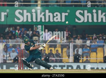 Guwahati, Assam, Indien. November 2023. Das ging für eine riesige sechs. GLENN MAXWELL aus Australien während des Spiels Nr. 03 der T20 International Series zwischen Australien und Indien im Barsapara Cricket Stadium. (Kreditbild: © Avijit das/ZUMA Press Wire) NUR REDAKTIONELLE VERWENDUNG! Nicht für kommerzielle ZWECKE! Stockfoto