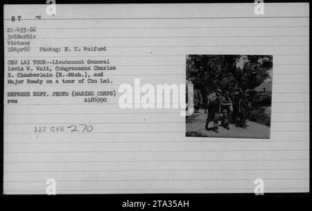 Generalleutnant Lewis W. Walt, der Kongressabgeordnete Charles E. Chamberlain (R.-mir.) und Major Ready führten 1966 eine Tour durch Chu Lai während des Vietnamkriegs durch. Dieses Bild wurde von H.C. Wolford am 12. April 1966 aufgenommen. Die Offiziere und Beamten besuchten Chu Lai im Rahmen ihrer Aktivitäten in der 3. Marine Division. Stockfoto