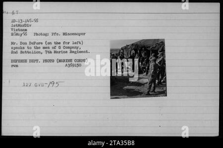 Schauspieler Don DeFore sprach am 26. Mai 1966 an Mitglieder der G-Kompanie, 2. Bataillon, 7. Marine-Regiment, in Vietnam. DeFore war während des Krieges ein Entertainer und besuchte Truppen, um die Moral zu stärken. Foto des Verteidigungsministeriums vom Marine Corps. (Bildunterschrift: 195 - Entertainers - 1966 - 26. Mai 1966 ID-13-145-56 1stMarDiv Vietnam 26May56 Foto: PFC. Mincemoyer Mr. Don DeFore (ganz links) spricht zu den Männern der G Kompanie, 2. Bataillon, 7. Marine Regiment. VERTEIDIGUNGSABTEILUNG. FOTO (MARINE CORPS) A369150 RUM 127 GVB-195) Stockfoto