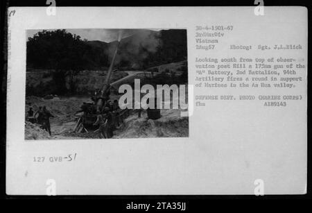 2. August 1967 - Ein Foto von Sgt. J.L. Blick zeigt eine 175-mm-Kanone der A-Batterie, 2. Bataillon, 94. Artillerie, die eine Runde zur Unterstützung der Marines im AS-Hua-Tal abfeuert. Dieses Bild wurde von einem Beobachtungsposten auf Hill während des Vietnamkriegs aufgenommen. Stockfoto