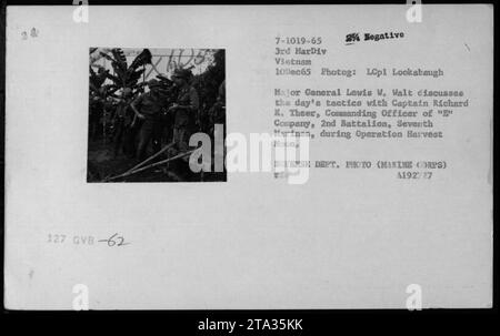 Major General Lewis W. Walt führt taktische Gespräche mit Captain Richard E. Theer, Commanding Officer der 'E' Company, 2. Bataillon, 7. Marines, während der Operation Harvest Moon am 10. Dezember 1965 in Vietnam. Das Briefing fand im Rahmen militärischer Aktivitäten während des Vietnamkriegs statt. Stockfoto