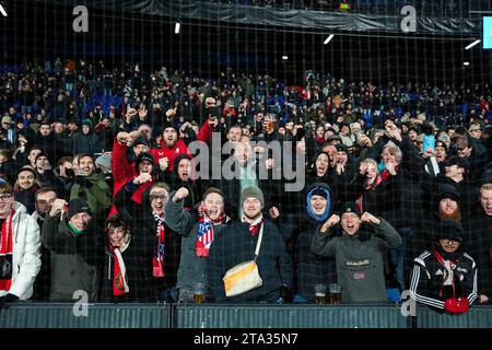 Rotterdam, Niederlande. November 2023. Rotterdam - Feyenoord-Fans während der fünften Etappe der UEFA Champions League zwischen Feyenoord und Atletico Madrid im Stadion Feijenoord de Kuip am 28. November 2023 in Rotterdam, Niederlande. Credit: Box to Box Pictures/Alamy Live News Stockfoto