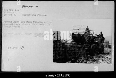 Ein Marine der 1. Panzerkompanie in Vietnam verschiebt Munitionskisten mit einem Modell 72 Scoop Loader am 19. April 1970. Das von CPL Pearson aufgenommene Foto zeigt die militärische Aktivität des Be- und Entladens von Munitionstypen während des Vietnamkriegs. Stockfoto