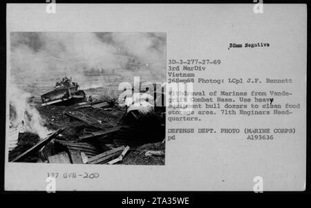Die Marines der 3. Marine-Division und des 71. Engineers-Hauptquartiers verwenden schwere Ausrüstung, um den Lebensmittellagerbereich während des Rückzugs von der Vandegrift-Kampfbasis am 26. September 1969 zu reinigen. Foto von LCpl J.F. Bennett. Stockfoto