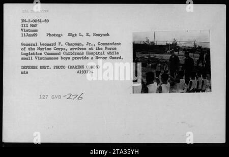 General Leonard F. Chapman, Jr., Kommandant des Marine Corps, trifft am 11. Januar 1969 im Kinderkrankenhaus des Force Logistics Command in Vietnam ein. Kleine vietnamesische Jungen stellen eine Ehrenwache zur Verfügung. Foto des Verteidigungsministeriums. Stockfoto