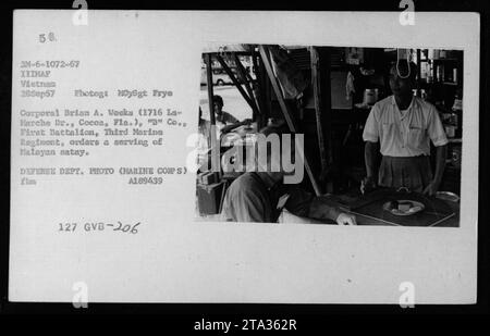 Marine Corps Corporal Brian A. Weeks von 'B' Co., First Battalion, Third Marine Regiment, kann gesehen werden, wie er am 28. September 1967 in Vietnam eine Portion Halayan Satay während der Mahlzeiten bestellt hat. Dieses Foto wurde von MySgt Frye aufgenommen und ist Teil einer Sammlung, die die militärischen Aktivitäten der USA während des Vietnamkriegs dokumentiert. Stockfoto