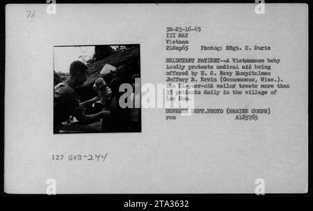 Ein vietnamesisches Baby protestiert am 21. September 1965 im Dorf Loe Bon, Vietnam, gegen medizinische Hilfe des Hospitalmannes der US Navy Jeffery R. Erwin. Erwin, ein 21-jähriger Seemann aus Oconomowoc, Wisconsin, behandelt während der MEDCAP-Mission täglich über 35 Patienten. Foto von SSgt. C. Durie und vom Verteidigungsministerium freigelassen. Stockfoto