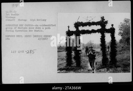 Die Marines, die an der Operation New Castle teilnehmen, bewegen sich während einer Patrouille vorsichtig einen Pfad hinunter. Das Foto wurde am 26. März 1967 von LCpl McCloxy in Vietnam aufgenommen. Stockfoto