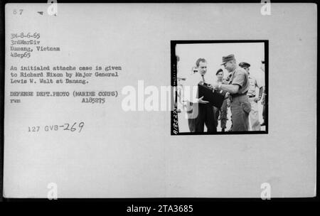 Major General Levis W. Walt stellt Richard Nixon im September 1965 in Danang einen paraphierten Attache-Fall vor. Dieses Bild zeigt das Treffen zwischen hochrangigen Beamten während des Vietnamkriegs, darunter Nixon, Robert McNamara und Billy Graham. Das Foto stammt vom Verteidigungsministerium und wurde von einem Fotografen des Marine Corps aufgenommen. Das besondere Ereignis symbolisiert die Zusammenarbeit bei militärischen Aktivitäten während des Krieges. Stockfoto