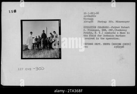 P. Robert A. Flanagan, ein Kaplan der US Navy, aus Rockaway Point, New York, hält eine Messe vor Ort für katholische Marines, die an der Operation COLORADO beteiligt sind. Das Foto zeigt einen Moment religiöser Beachtung während des Vietnamkriegs. Dieses Bild wurde am 10. August 1966 von PFC Mincemoyer dokumentiert. VERTEIDIGUNGSABTEILUNG. FOTO (MARINE CORPS) A369398 Stockfoto