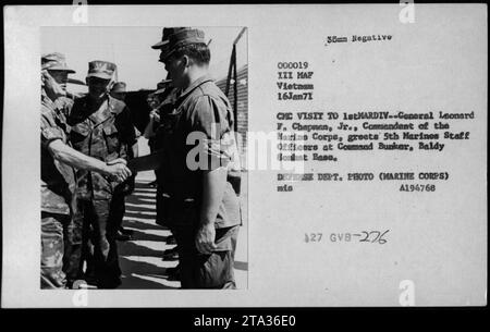 General Leonard F. Chapman, Kommandant des Marinekorps, begrüßt am 16. Januar 1971 während des Vietnamkriegs Stabsoffiziere der 5. Marines im Kommandobunker der Baldy Combat Base. Stockfoto