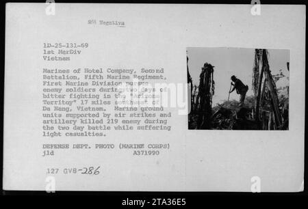 Marines von Hotel Company, Second Battalion, Fifth Marine Regiment und First Marine Division verfolgen feindliche Soldaten während einer intensiven zweitägigen Schlacht, bekannt als „Arizona Territory“, 17 Meilen südwestlich von da Nang, Vietnam im Jahr 1969. Die Marines, unterstützt durch Luftangriffe und Artillerie, töteten 219 feindliche Soldaten mit minimalen Verlusten. Stockfoto