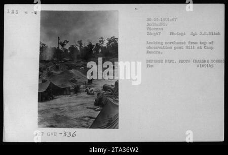 Bild: Das Foto zeigt einen Blick nordöstlich von der Spitze der Beobachtung Post Hill in Camp Zamora während des Vietnamkriegs. Das Bild zeigt zahlreiche Zelte und Unterstände, die unten angeordnet sind. Es wurde am 2. August 1967 vom Fotografen Sat J.L. Blick aufgenommen und ist ein Foto des Verteidigungsministeriums, das für das Marines Corps mit der Bezeichnung A189145 aufgenommen wurde. Stockfoto