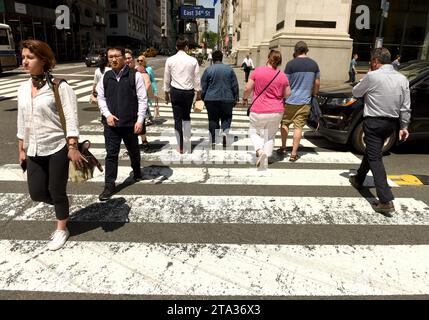 New York, USA - 30. Mai 2018: Fußgänger auf Zebraüberquerung in New York. Stockfoto