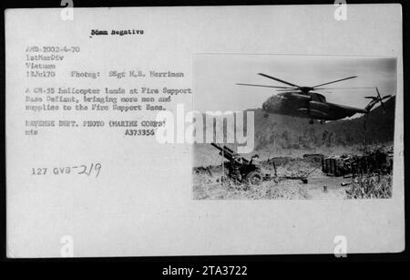 Ein CH-53 Hubschrauber der 1. Marine Division landet am 19. Juli 1970 auf der Fire Support Base Defiant in Vietnam. Der Hubschrauber bringt zusätzliches Personal und Vorräte zur Basis. Dieses Foto wurde von SSgt H.S. Nerriman aufgenommen und ist ein Foto des Verteidigungsministeriums (Marine Corps). Stockfoto