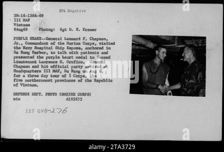 General Leonard F. Chapman Jr., Kommandeur des Marine Corps, besuchte am 8. August 1969 die Schiffshütte des Navy Hospital in da Nang Harbor, wo er mit Patienten sprach und dem zweiten Leutnant Lawrence H. Orefice während einer dreitägigen Tour durch das I Corps, Vietnam, die Purple Heart Medal überreichte. Stockfoto