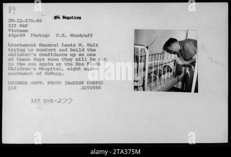 Generalleutnant Lewis W Walt besuchte am 4. April 1969 das Hoa Khanh Children's Hospital, 13 Meilen südwestlich von Danang in Vietnam. Er tröstet die Kinder und versucht, ihr Selbstvertrauen zu stärken, damit sie sich erholen und wieder draußen spielen können. VERTEIDIGUNGSABTEILUNG. FOTO (MARINE CORPS) Stockfoto