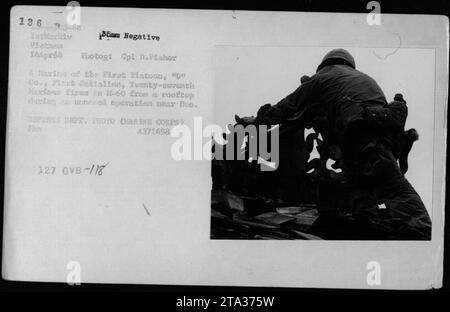 Ein Marine der First Platoon, 'D' Kompanie, First Battalion, Twenty-Siebenh Marines, feuerte ein M-60 Maschinengewehr von einem Dach während eines Kampfes in der Nähe von Hue City am 14. April 1968 ab. Das Foto wurde von CPL D. Fisher vom US Marine Corps aufgenommen. Das Bild ist ein Foto des Verteidigungsministeriums. Stockfoto