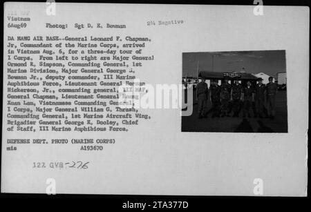 Im August 1969 besucht General Leonard F. Chapman Jr., Kommandeur des Marine Corps, Vietnam zusammen mit Generalmajor Ormond R. Simpson, Generalmajor George 3. Bowman Jr., Generalleutnant Herman Nickerson Jr., Generalleutnant Hoang Xuan Lam, Major General William G. Thrash und Brigadegeneral George B. Dooley. Stockfoto