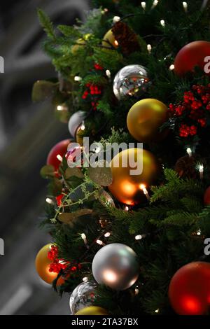 Nahaufnahme eines geschmückten Weihnachtsbaums in der Stadt Stockfoto