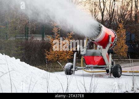 Eine Schneekanone (Fächerschneegenerator) ist eine Maschine zur Erzeugung von Schnee für Skipisten oder Skipisten. Arbeit mit Schneekanonen Stockfoto