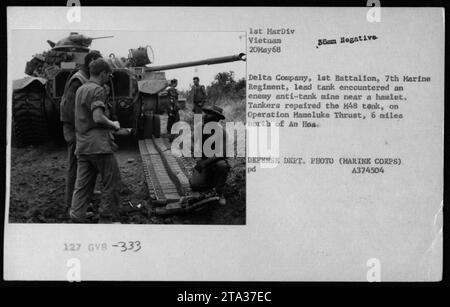 Das Foto zeigt einen M48-Panzer des US Marine Corps der Delta Company, 1. Bataillon, 7. Marineregiment in Vietnam. Am 20. Mai 1968, während der Operation Mameluke Thrust, wurde dieser Panzer von einer feindlichen Panzermine in der Nähe eines Weilers beschädigt. Die Tanker reparierten den Tank 6 Meilen nördlich von an Hoa." Stockfoto