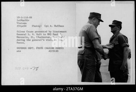 Leutnant General L. W. Walt überreicht das Silberne Kreuz an HM3 Paul J. Mercurio während eines Besuchs bei der 1. Recon der 1. MarDiv in Vietnam am 27. April 1968. Dieses Foto zeigt eine Zeremonie, bei der der prestigeträchtige Preis an Mercurio, einen Marine aus Rochester, New York, verliehen wird. Stockfoto