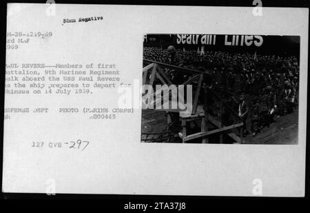 Das 1. Bataillon des 9. Marines Regiment untersteht die USS Paul Revere für die Umverteilung nach Okinawa am 14. Juli 1959 während amerikanischer Militäroperationen. Stockfoto